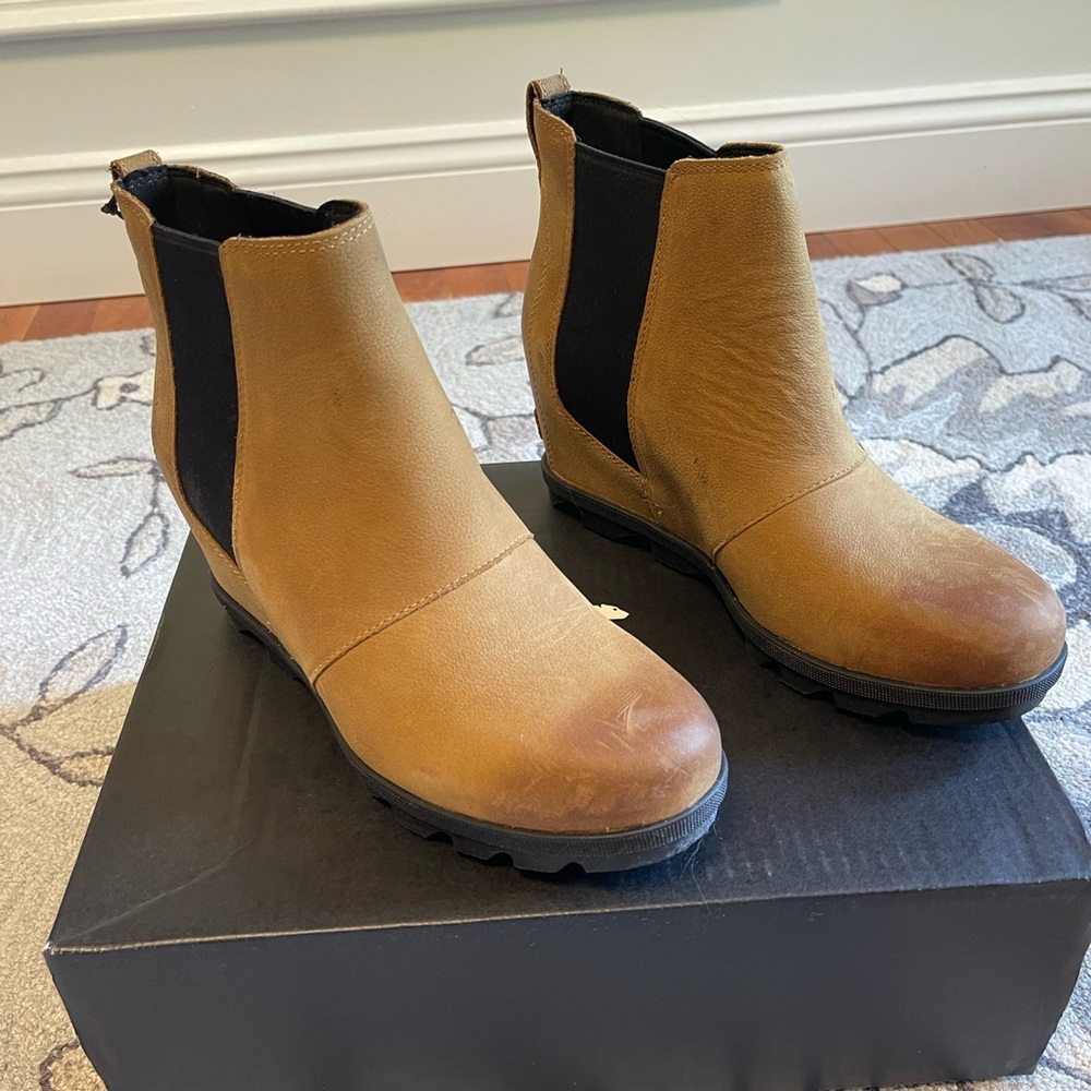 Sorel Tan and Black Ankle Boots